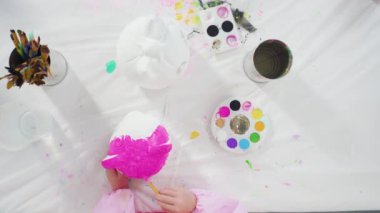 Düz yatıyordu. Cadılar Bayramı için akrilik boyalı balkabağı boyama.