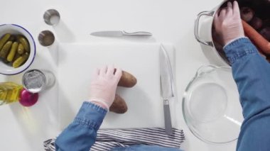 Düz yatıyordu. Adım adım. Sirkeli salata için beyaz bir kesme tahtasındaki sebzeleri dilimliyorum..