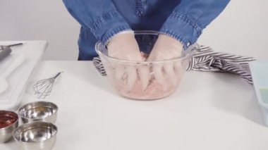 Adım adım. Bardak karıştırma kabında klasik sığır etli rulo köfte tarifi karışımı..