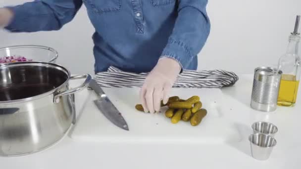 时间流逝 一步一步 在白切菜板上切饼干蔬菜做醋曲菜沙拉 — 图库视频影像