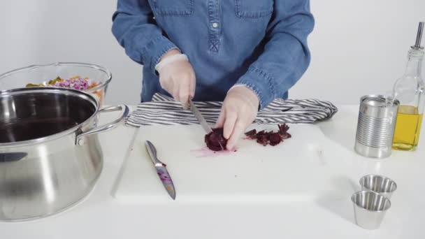 Adım Adım Sirkeli Salata Için Beyaz Bir Kesme Tahtasındaki Sebzeleri — Stok video