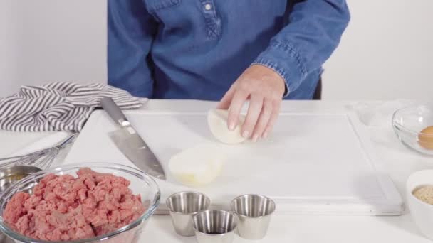 一步一步 用玻璃杯搅拌牛肉肉饼配方中的配料 — 图库视频影像