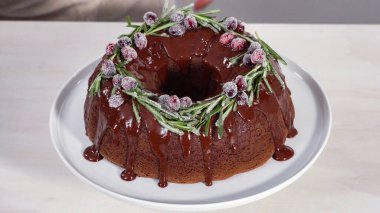 Adım adım. Çikolatalı kek. Çikolata kremalı. Taze yaban mersinli ve biberiyeli..