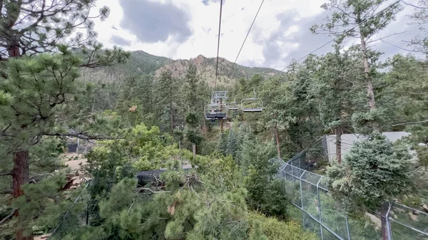 美国科罗拉多州科罗拉多泉 2022年8月17日 夏季在夏延山动物园乘坐滑雪电梯 — 图库照片