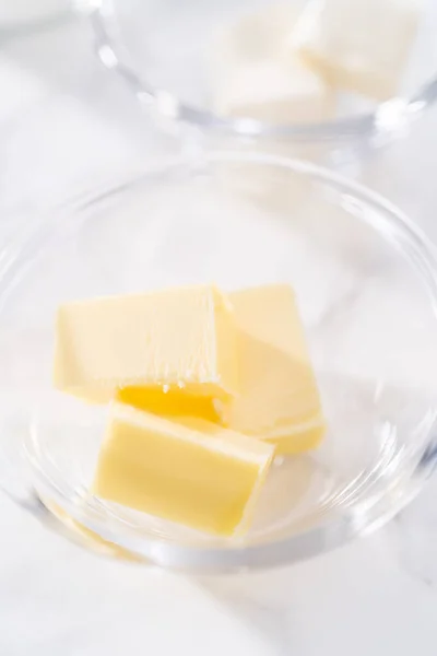 Varas Manteiga Cubos Uma Tigela Pequena Mistura Vidro — Fotografia de Stock