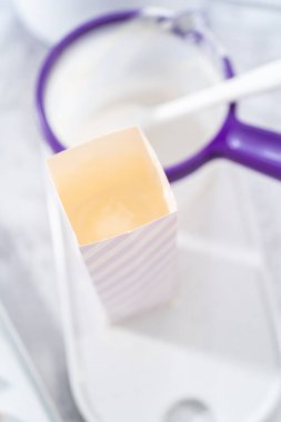 Çubuk krakerleri erimiş çikolataya batırıp 4 Temmuz kutlamaları için çikolatalı çubuk kraker hazırlıyorum..