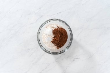 Düz yatıyordu. Kırmızı kadife kek ve krem peynir jöleli kek yapmak için büyük bir bardakta karıştırma malzemesi..