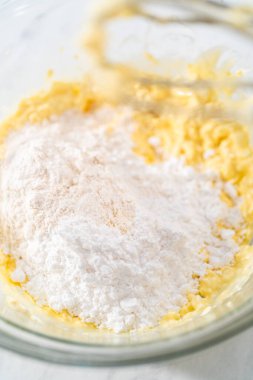 Krem peyniri kek yapmak için büyük bir bardakta karıştırma malzemesi..