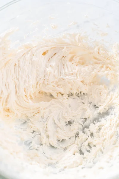 Whisking Loja Comprado Cobertura Creme Manteiga Com Misturador Mão Elétrica — Fotografia de Stock