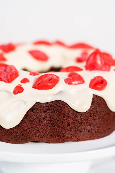 Freshly Baked Red Velvet Bundt Cake Chocolate Lips Hearts Cream — Photo