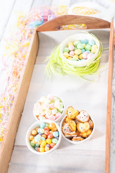 Samenstellen Van Charcuterie Board Met Pasen Snoepjes Koekjes Marshmallows — Stockfoto