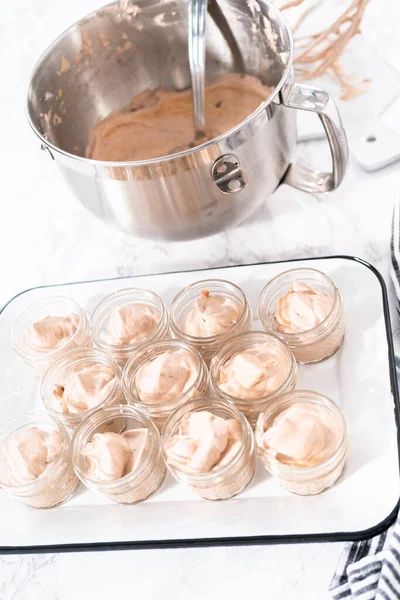 Keverék Behelyezése Kis Üvegedényekbe Hogy Házi Készítésű Csokoládé Fagylaltot Készíthessünk — Stock Fotó