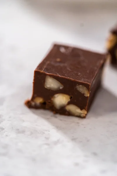 Mutfak Tezgahında Yapımı Çikolatalı Macadamia Şekerleme Parçaları — Stok fotoğraf