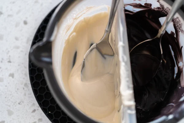 Sciogliere Gocce Cioccolato Melting Pot Caramelle Fare Bastoncini Pretzel Ricoperti — Foto Stock