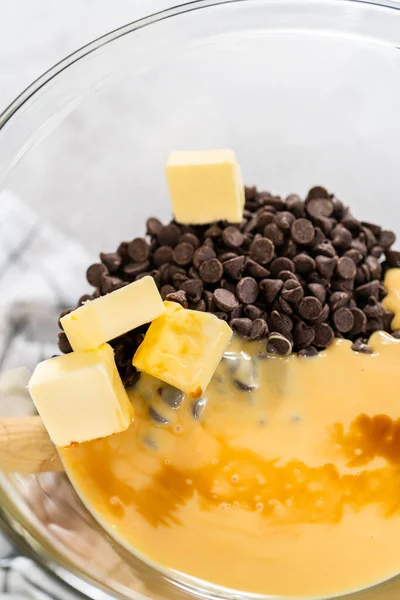 Derreter Chips Chocolate Branco Outros Ingredientes Uma Tigela Mistura Vidro — Fotografia de Stock