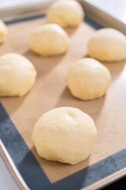 Silikon minderli fırın tepsisinde yükselen brioche hamuru.