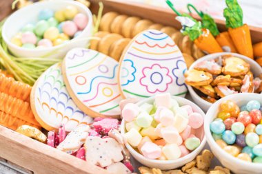 Paskalya şekerleri, kurabiyeler ve şekerlemelerle şarküteri kurulumu.