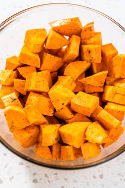 Fırında kızartılmış tatlı patates yapmak için baharatlı küp tatlı patates..