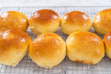 Mutfak rafında taze pişmiş çörekler serinliyor..