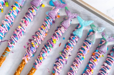 Deniz kızı çikolata çubukları pembe ve mor çikolata serpiştirilmiş ve serpiştirilmiş..