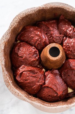 Krem peynirli kırmızı kadife kek pişirmek için pasta tereyağlı metal demet kek tepsisi dolduruyorum.