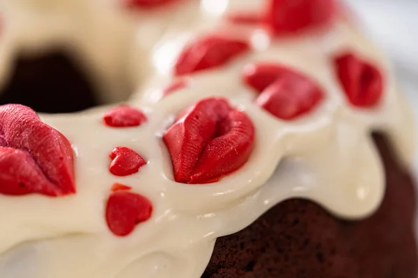 Freshly Baked Red Velvet Bundt Cake Chocolate Lips Hearts Cream — стоковое фото