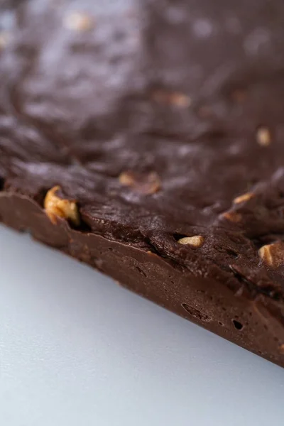 Het Scoren Van Chocolade Macadamia Fudge Met Behulp Van Een — Stockfoto