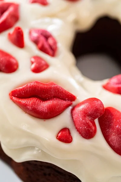 Freshly Baked Red Velvet Bundt Cake Chocolate Lips Hearts Cream — Stock fotografie