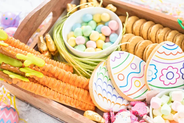 Assembling Charcuterie Board Easter Candies Cookies Marshmallows — Stock Photo, Image