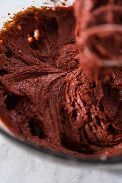 大きなガラスのボウルに材料を混ぜ 赤いベルベットの束ケーキをクリームチーズ釉薬で焼く — ストック写真