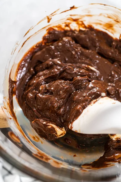 Smältning Vit Choklad Chips Och Andra Ingredienser Ett Glas Blandning — Stockfoto