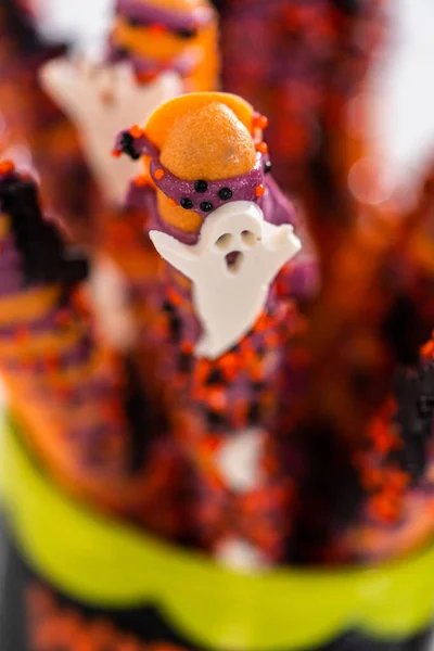 Halloween Chocolade Bedekte Krakeling Staven Met Hagelslag Een Kopje — Stockfoto