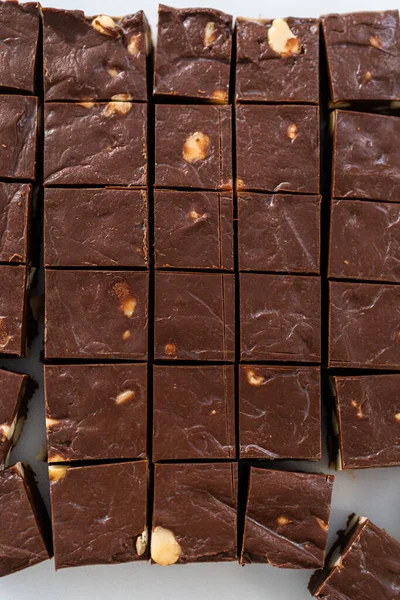 Csokoládé Makadámia Karamella Vágás Egy Nagy Konyhakéssel Négyzet Alakú Darabokra — Stock Fotó