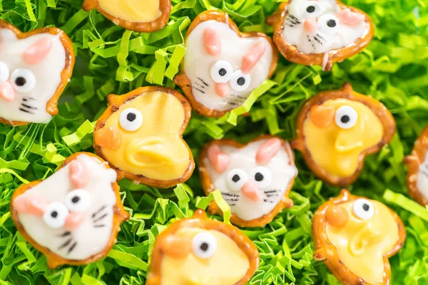 Easter Chocolate Covered Pretzel Bunnies Ducklings Green Easter Grass — Stock Photo, Image
