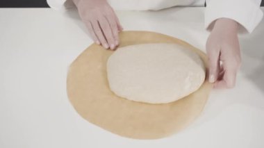 Ev yapımı mayalı buğday ekmeğini dökme demir Hollanda fırınında pişirmek.