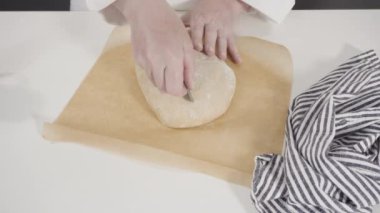 Ev yapımı mayalı buğday ekmeğini dökme demir Hollanda fırınında pişirmek.
