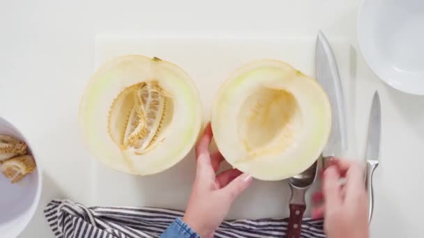 Czas Ucieka Leżeć Płasko Slicong Złoty Rosół Melon Białej Desce — Wideo stockowe