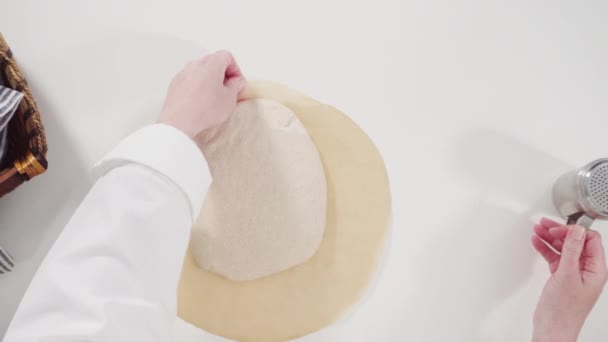 自家製のソース生地のパンを作る鋳鉄製のオランダのオーブンで — ストック動画