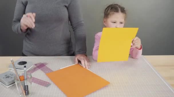 Zeitraffer Kleines Mädchen Bastelt Aus Baupapier Eine Handgefertigte Vatertagskarte — Stockvideo