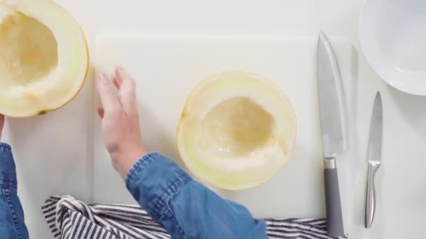 Leżeć Płasko Slicong Złoty Rosół Melon Białej Desce Krojenia — Wideo stockowe