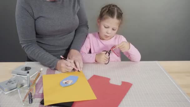 Пропуск Часу Маленька Дівчинка Яка Виготовляє Листівку Від Батька Паперу — стокове відео