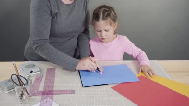 Маленька Дівчинка Яка Виготовляє Листівку Від Батька Паперу Будові — стокове відео