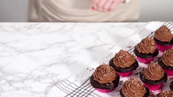 Envasar Cupcakes Chocolate Con Glaseado Ganache Chocolate Una Caja Cupcakes — Vídeos de Stock