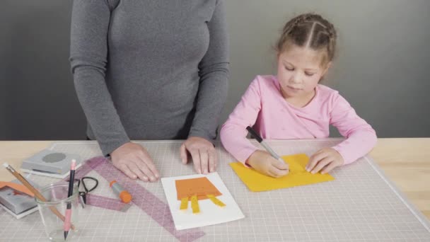 Kislány Csinál Egy Kézzel Készített Apák Napi Kártyát Építőipari Papírból — Stock videók