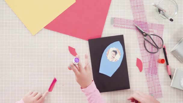 Плоть Лежала Маленька Дівчинка Яка Виготовляє Листівку Від Батька Паперу — стокове відео