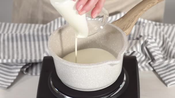 一步一步 在电锅上的小平底锅里准备巧克力糖霜 — 图库视频影像