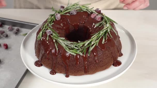 Step Step Chocolate Bundt Cake Chocolate Frosting Decorated Fresh Cranberries — Stock Video