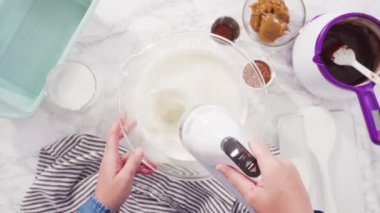 Zaman aşımı. Düz yatıyordu. Adım adım. El yapımı mutfak mikserinde ev yapımı çikolatalı dondurma hazırlıyorum..