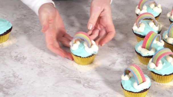 Csokis Muffinok Díszítése Vajkrém Cukormázzal Szivárványos Cukorkával — Stock videók