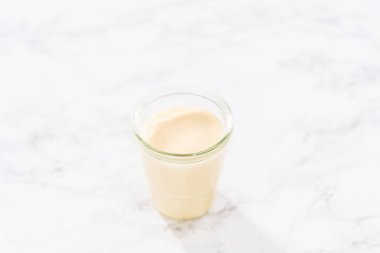 Küçük cam bir kavanozda eggnog jölesi.